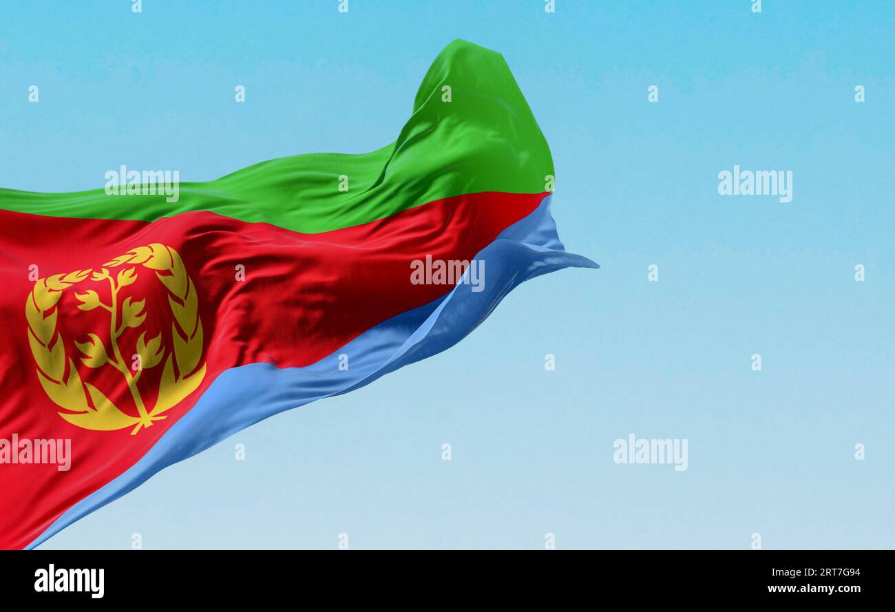 Die Nationalflagge Eritreas weht an einem klaren Tag. Rotes Dreieck auf Hebebühne, grüne und blaue Dreiecke, goldenes Emblem von Olivenzweig und -Kranz. 3D-Abbildung zu Stockfoto