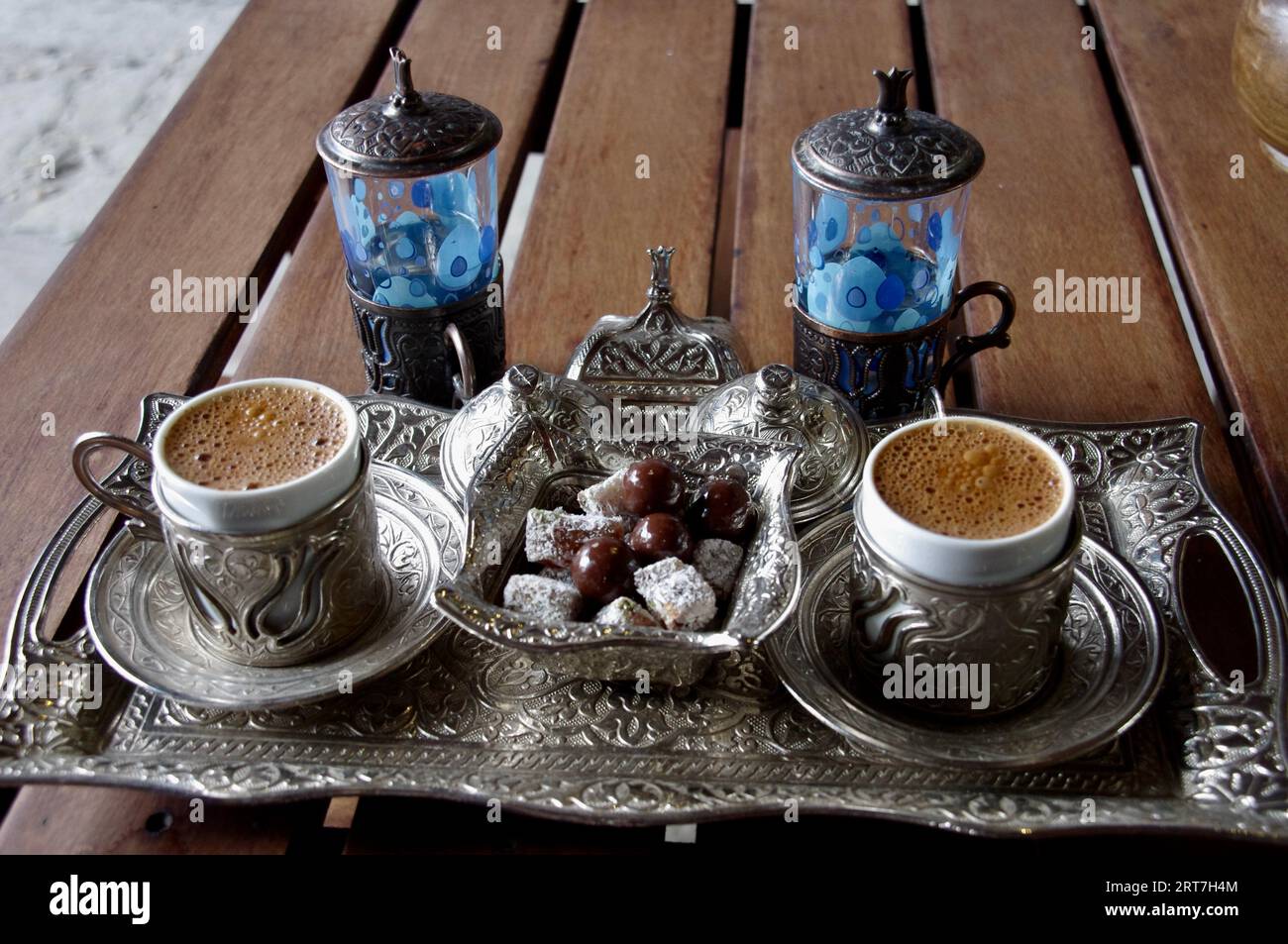Ein traditionelles türkisches Kaffeeset. Ayvalık, Balıkesir, Türkiye. Stockfoto