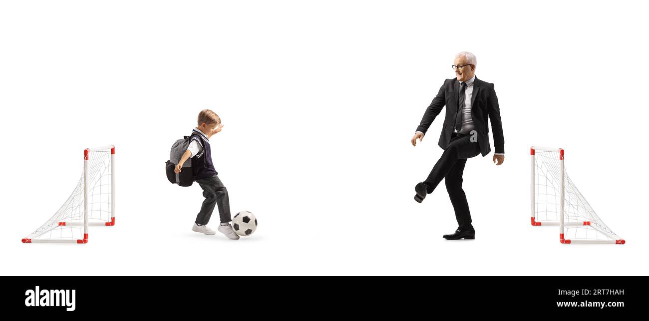 Schuljunge, der Fußball spielt, mit einem Reifen Geschäftsmann isoliert auf weißem Hintergrund Stockfoto