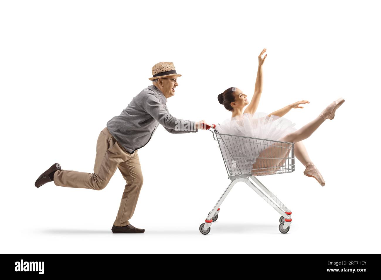 Ein älterer Mann, der eine Ballerina in einen Einkaufswagen auf weißem Hintergrund schiebt Stockfoto
