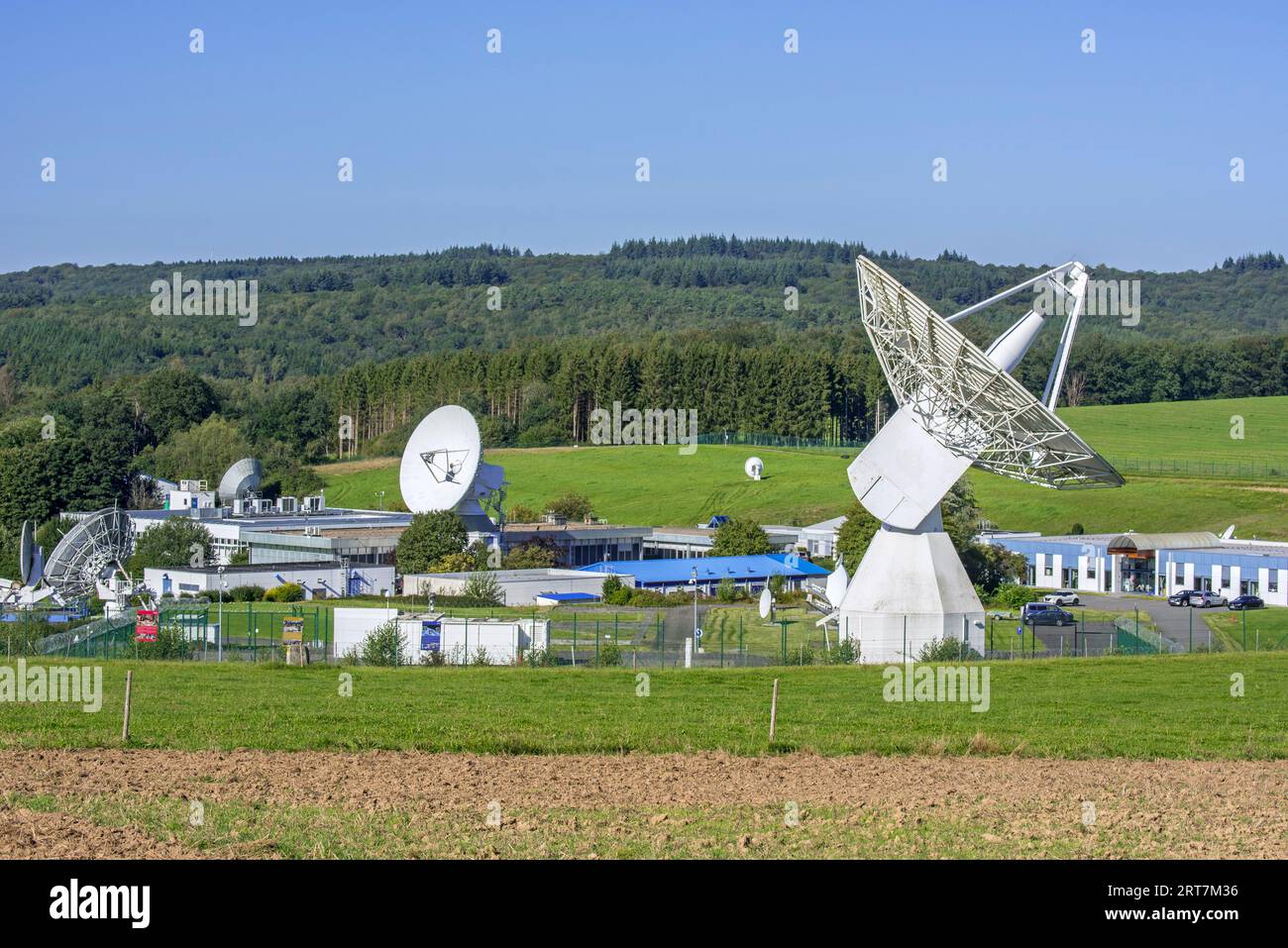 Galileo-Antennen am Bahnhof Redu, ESTRACK-Funkantennenstation für die Kommunikation mit Raumfahrzeugen in Libin, Luxemburg, Wallonien, Belgien Stockfoto