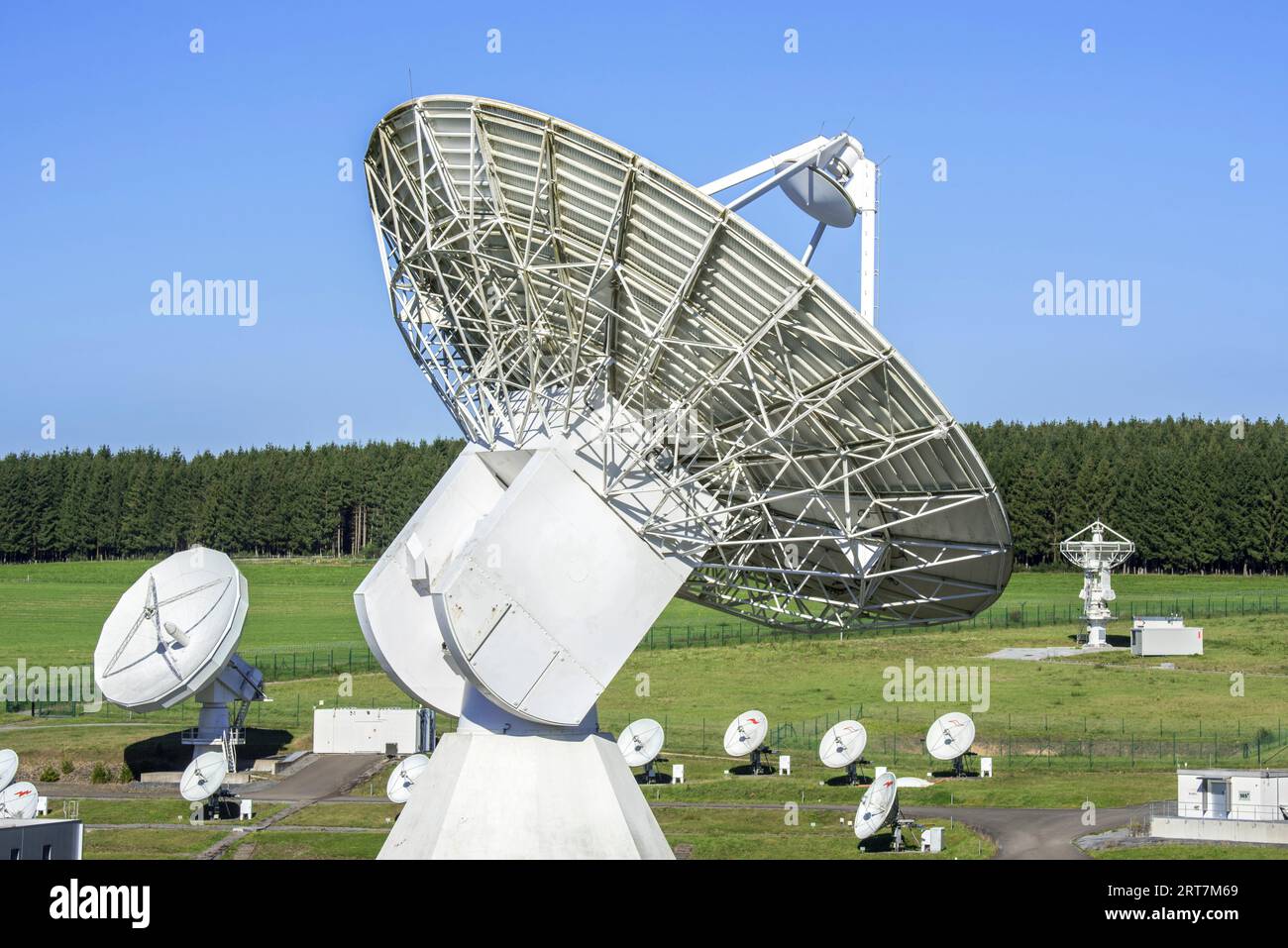 Galileo-Antennen am Bahnhof Redu, ESTRACK-Funkantennenstation für die Kommunikation mit Raumfahrzeugen in Libin, Luxemburg, Wallonien, Belgien Stockfoto