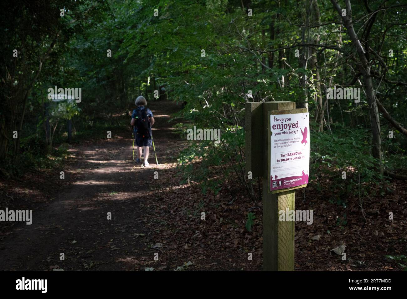 Eine Frau geht am 6. September 2023 in Gloucester in den Cotswolds in der Nähe von Cooper's Hill. Stockfoto