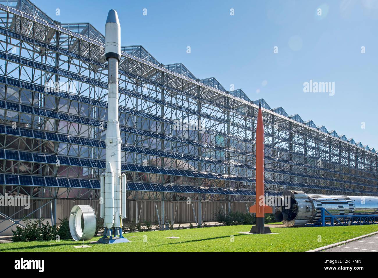 Raumfahrzeuge vor dem Euro Space Center, Raumfahrtmuseum in Transinne, Libin, Luxemburg, Wallonien, Belgien Stockfoto