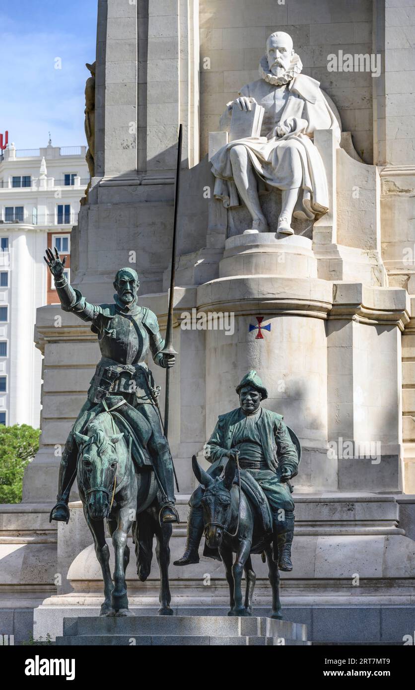 Denkmal für Miguel de Cervantes und Statuen von Don Quixote und Sancho Panza auf der Plaza de Espana, Madrid, Spanien. Stockfoto