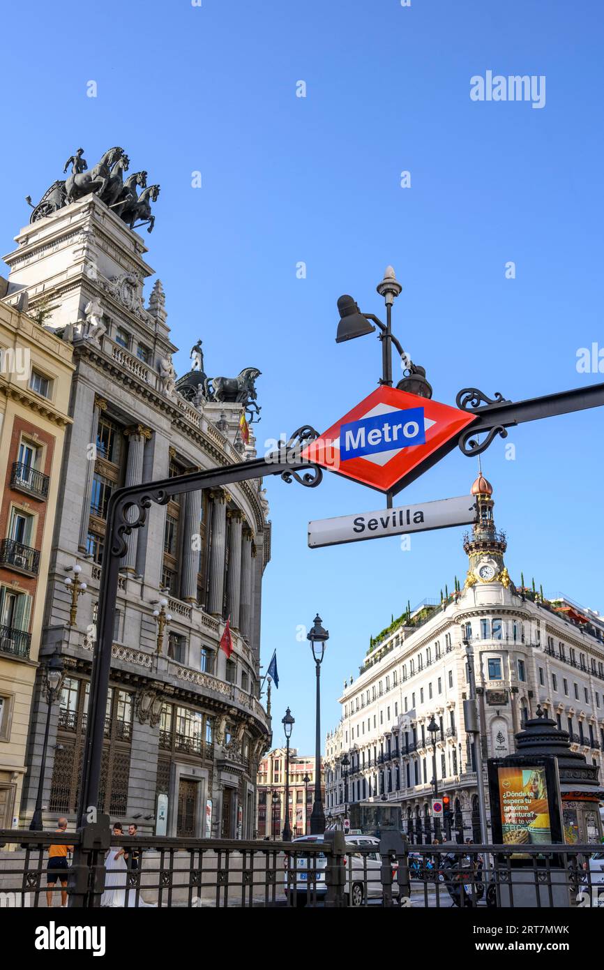Sevilla U-Bahn-Station an der Calle de Alcala mit dem Four Seasons Hotel (rechts) und der alten Banco de Bilbao (links) im Hintergrund, Madrid, Spanien. Stockfoto