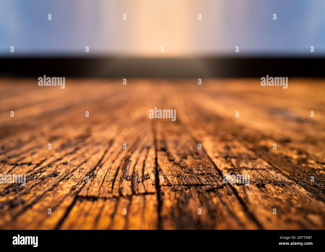 Holzlatten in warmen Tönen mit viel Textur und geringer Feldtiefe. Hintergrund- und Vorlagenkonzept. Stockfoto