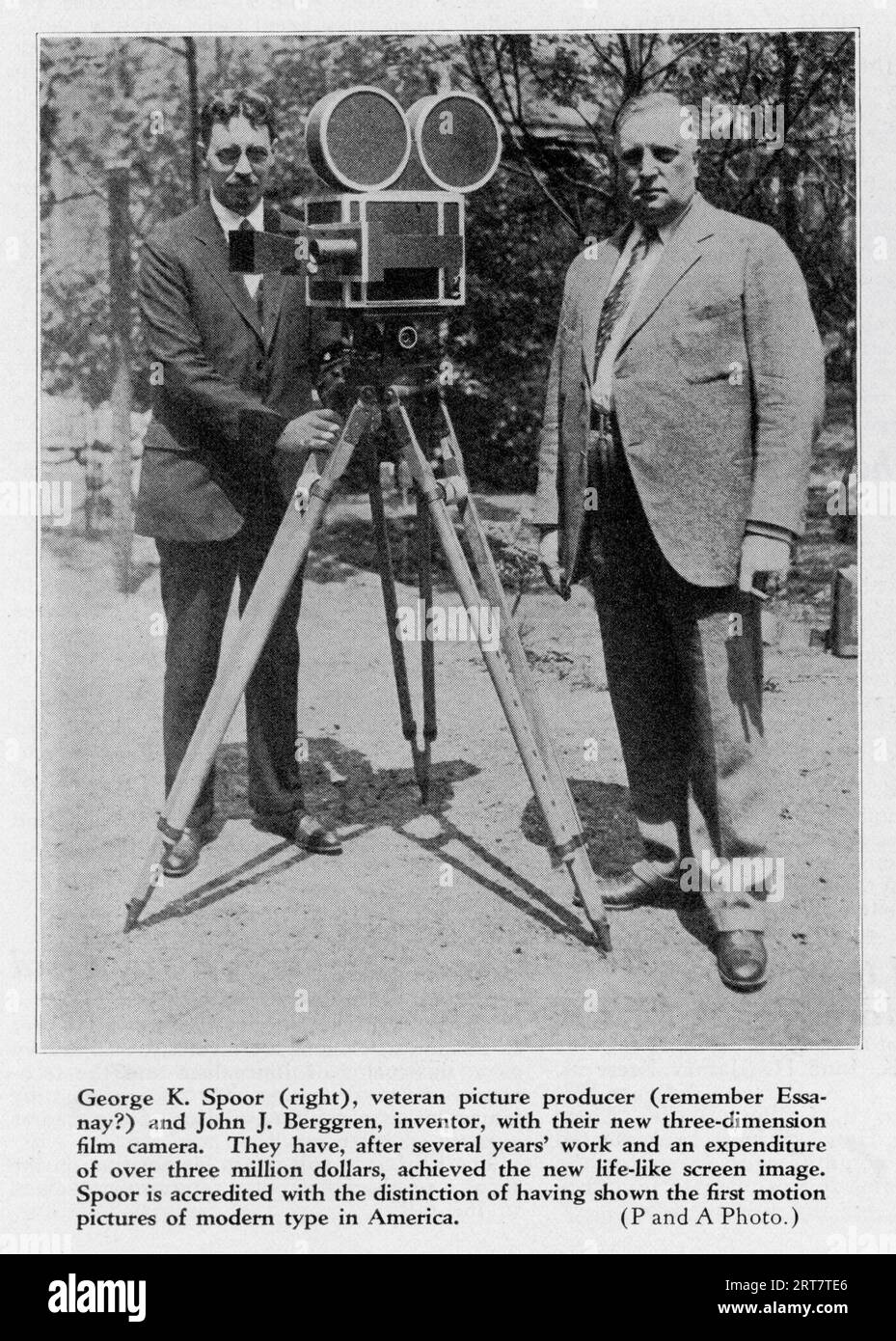 Erfinder JOHN J. BERGGREN und Filmproduzent GEORGE K. SPOOR (ehemals Mitbegründer von ESSANAY Co.) mit ihrer neuen 3D-Filmkamera Anfang 1929 Stockfoto