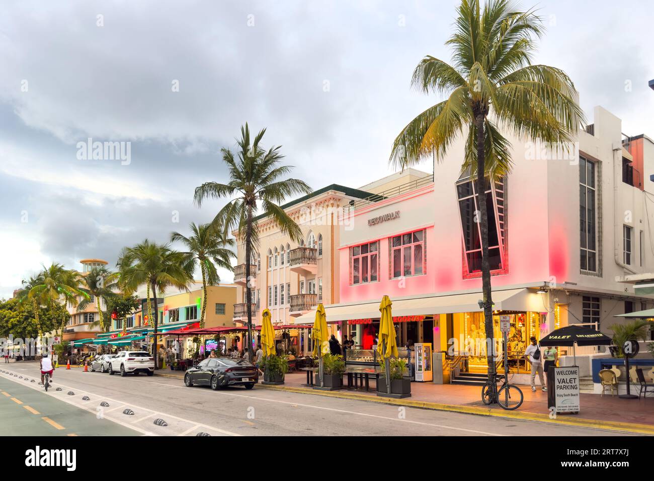 Miami, Florida - 25. August 2023: Deco Walk Hotel Voodoo Lounge Restaurant Bar am Ocean Drive in South Beach, Miami, Florida, USA. Stockfoto