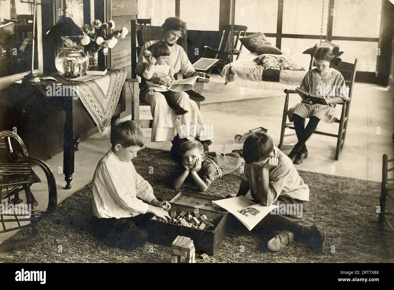 Familie 1900, Familienzeit um 1900, Familienfreizeit um die Jahrhundertwende, Kinder spielen Spiele, Mutter liest dem Kind vor Stockfoto