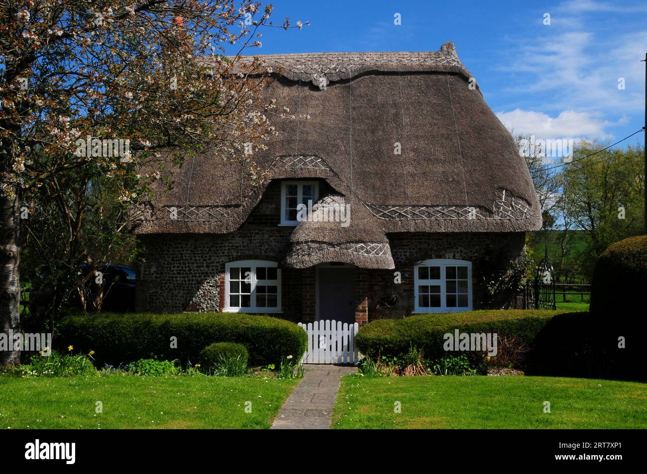 Strohgedeckte Hütte in Tarrant Monkton Village in Dorset, Großbritannien Stockfoto