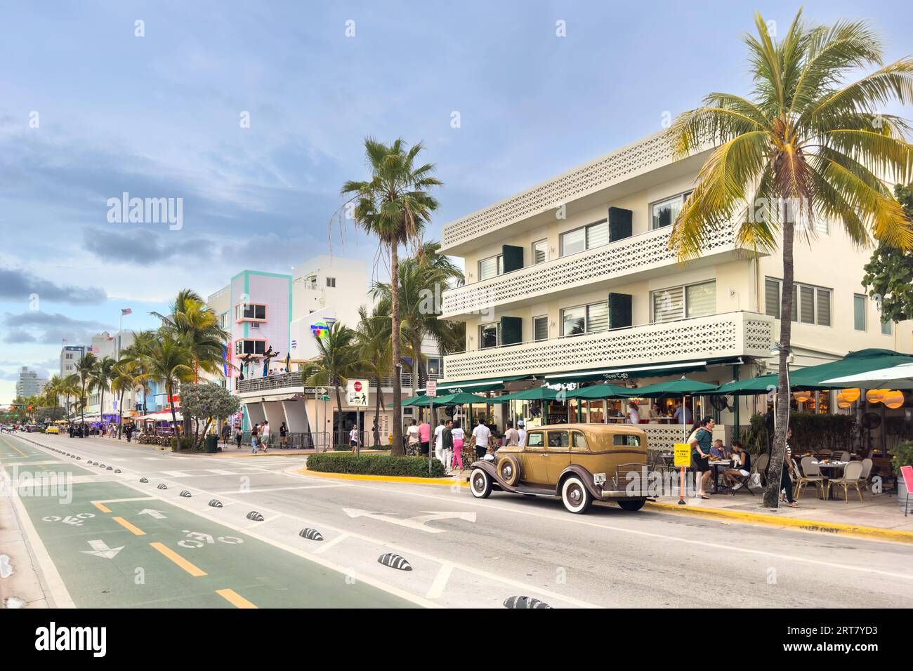 Miami, Florida - 25. August 2023: Das News Cafe im historischen Art Deco District von Miami South Beach mit Hotels, Cafés und Restaurants am Ocean Drive in Miami Beach. Stockfoto Miami, Florida - 25. August 2023: Das News Cafe im historischen Art Deco District von Miami South Beach mit Hotels, Cafés und Restaurants am Ocean Drive in Miami Beach. Stockfoto