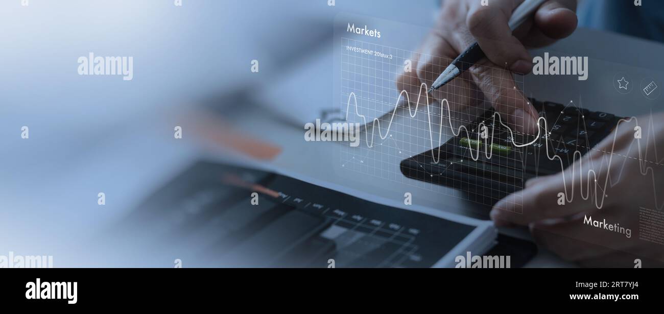 Nahaufnahme Geschäftsleute arbeiten mit Börseninvestitionen und analysieren Handelsdaten mithilfe von Calcurator. Smartphone mit Börsendiagramm auf dem Bildschirm. Fina Stockfoto