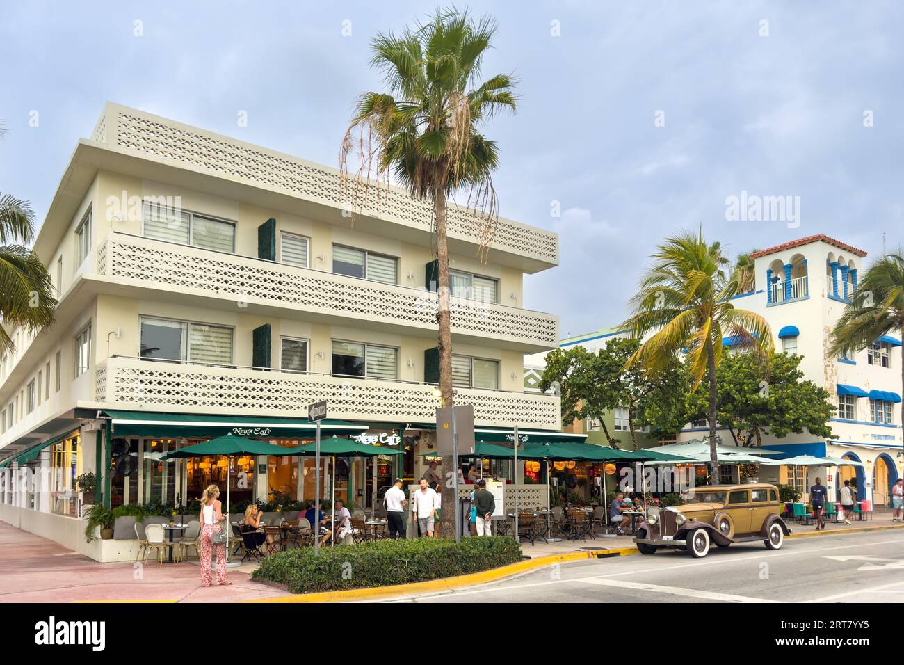 Miami, Florida - 25. August 2023: Das News Cafe im historischen Art Deco District von Miami South Beach mit Hotels, Cafés und Restaurants am Ocean Drive in Miami Beach. Stockfoto Miami, Florida - 25. August 2023: Das News Cafe im historischen Art Deco District von Miami South Beach mit Hotels, Cafés und Restaurants am Ocean Drive in Miami Beach. Stockfoto