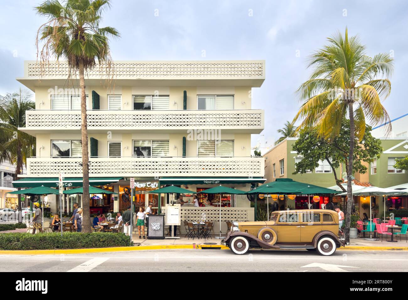 Miami, Florida - 25. August 2023: Das News Cafe im historischen Art Deco District von Miami South Beach mit Hotels, Cafés und Restaurants am Ocean Drive in Miami Beach. Stockfoto Miami, Florida - 25. August 2023: Das News Cafe im historischen Art Deco District von Miami South Beach mit Hotels, Cafés und Restaurants am Ocean Drive in Miami Beach. Stockfoto