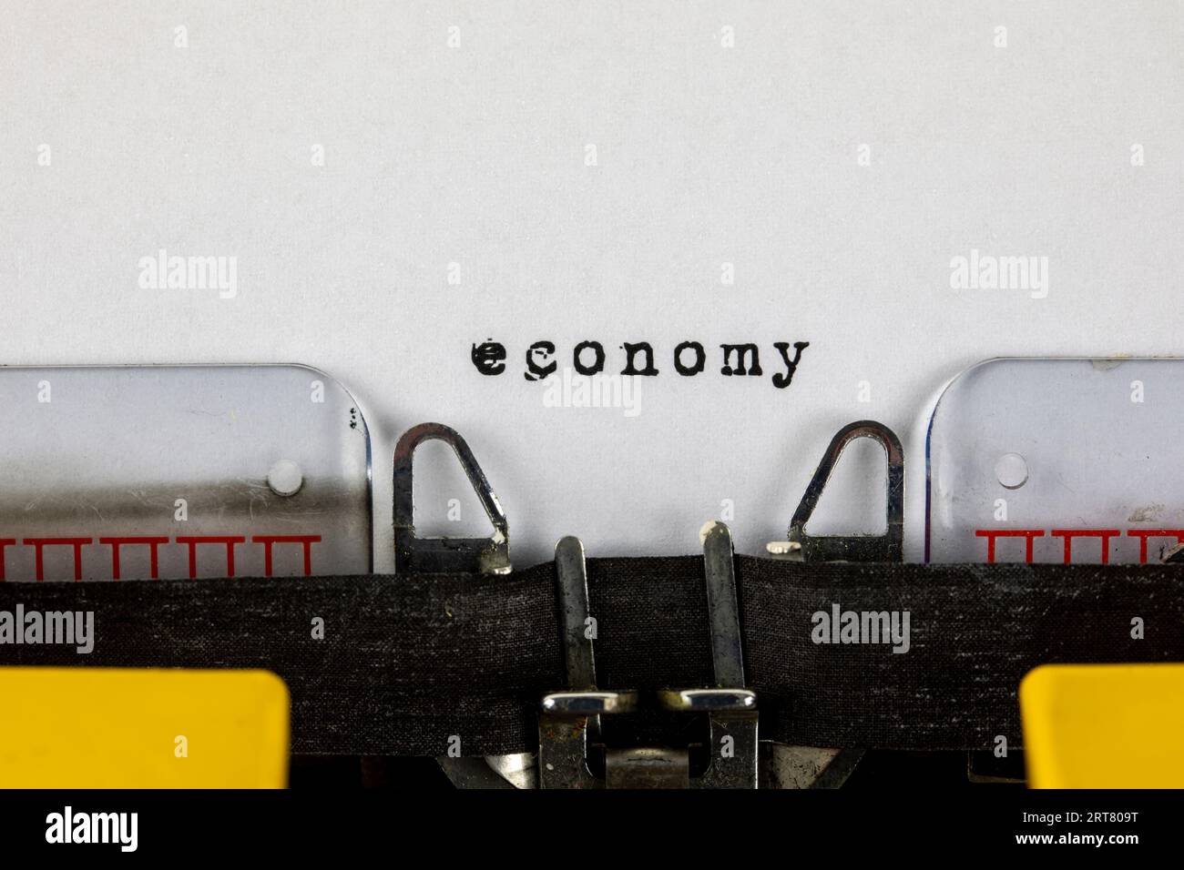 Economy - geschrieben auf einer alten Schreibmaschine Stockfoto