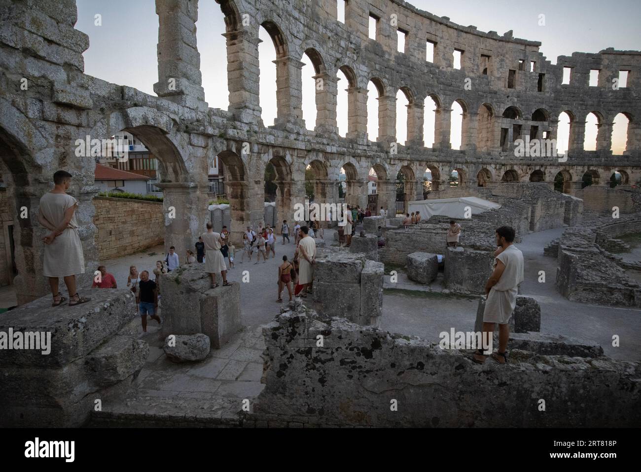 Pula Arena, Pula Amphitheatre, das dramatische historische römische Amphitheater in Pula, Kroatien, das während der Touristensaison Gladiatorenkämpfe ausführt. Stockfoto