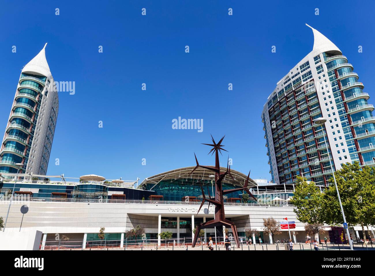 Gebäudekomplex, Doppeltürme Torre Sao Rafael Sao Gabriel, Centro Vasco da Gama, moderne Architektur, Parque das Nacoes, Parque das Nacoes, Park Stockfoto