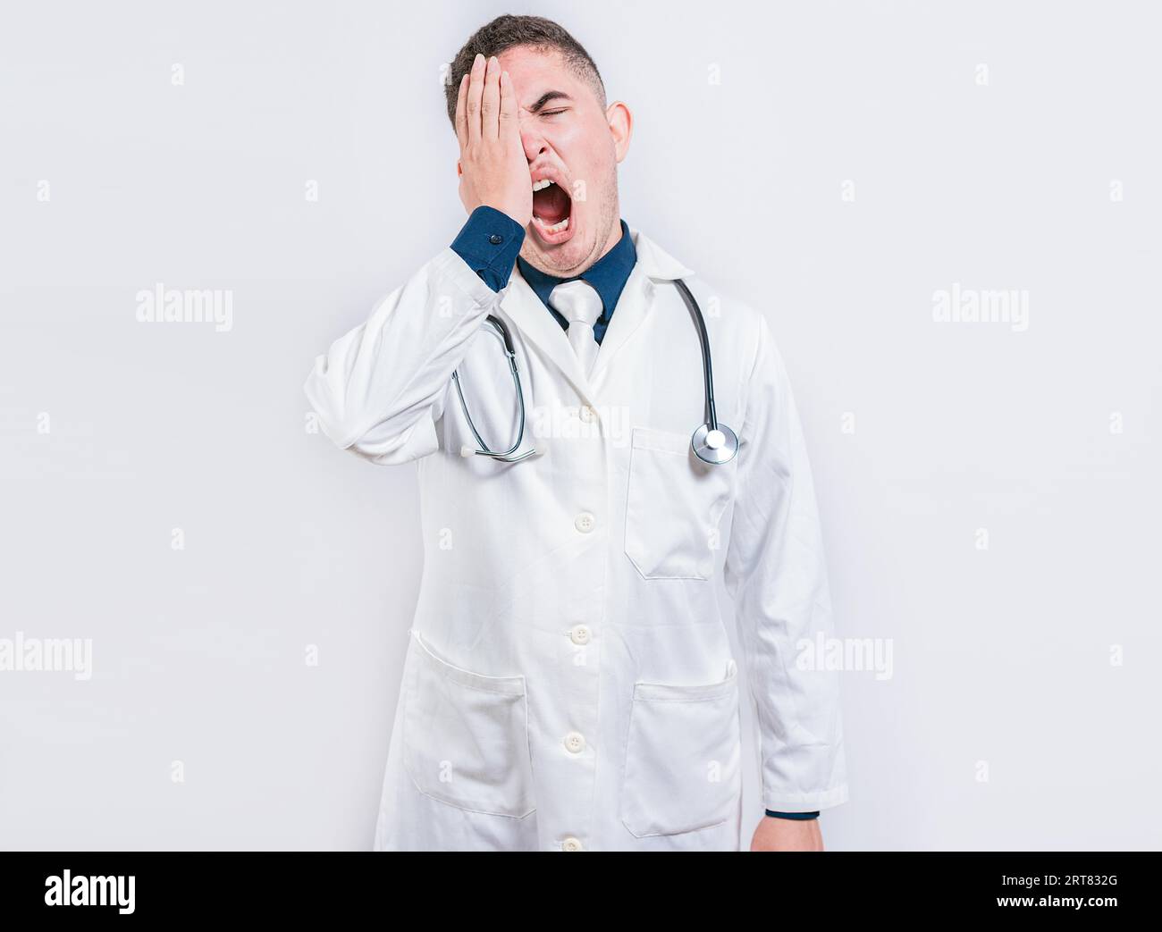 Verschlafenes Arztgähnen auf isoliertem Hintergrund. Müde vom ärztlichen Konzept, müder und verschlafener Arzt isoliert Stockfoto