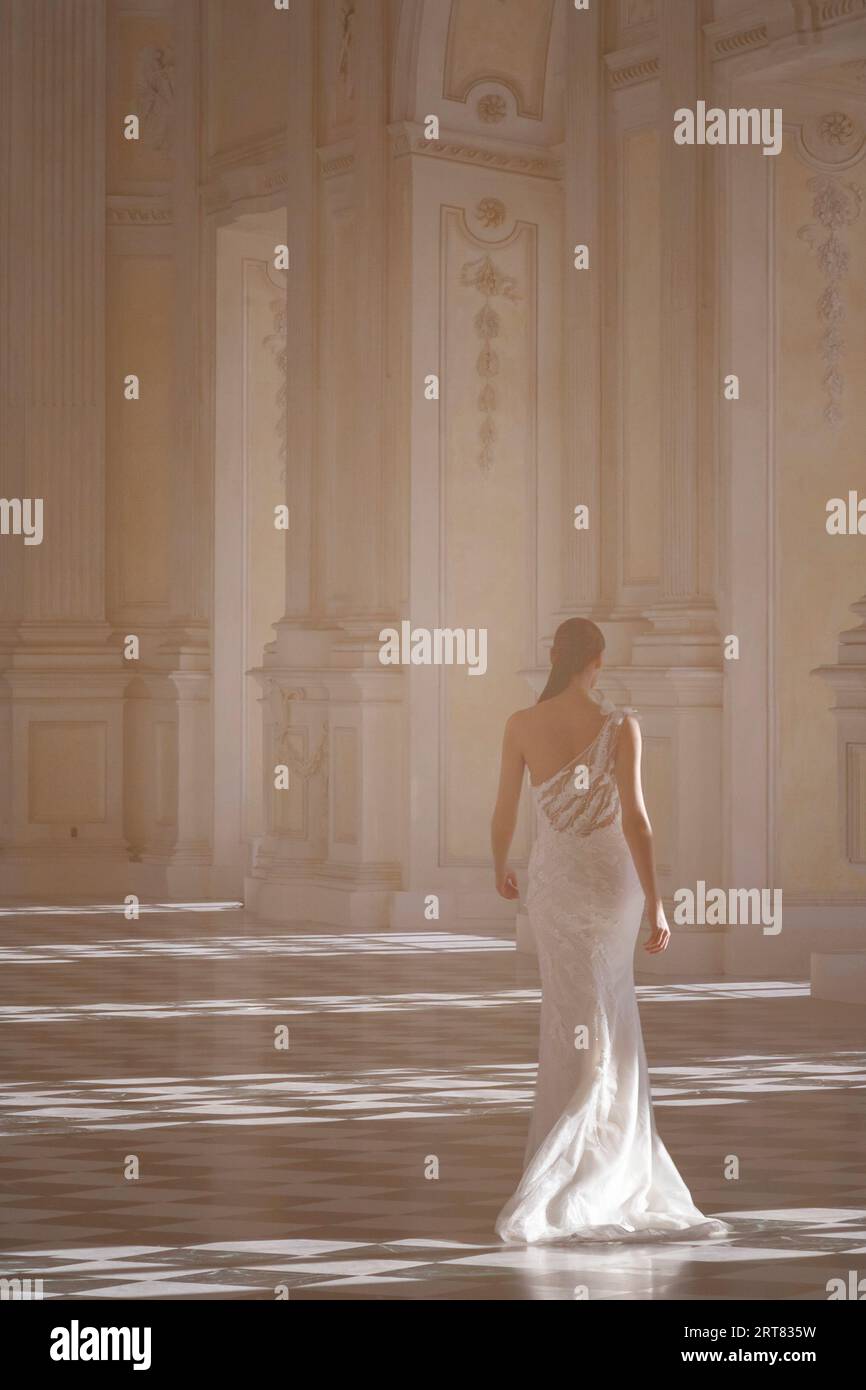 Model posiert in Hochzeitskleid in einem traumhaften Saal eines mittelalterlichen Palastes in Norditalien, Europa. Stockfoto