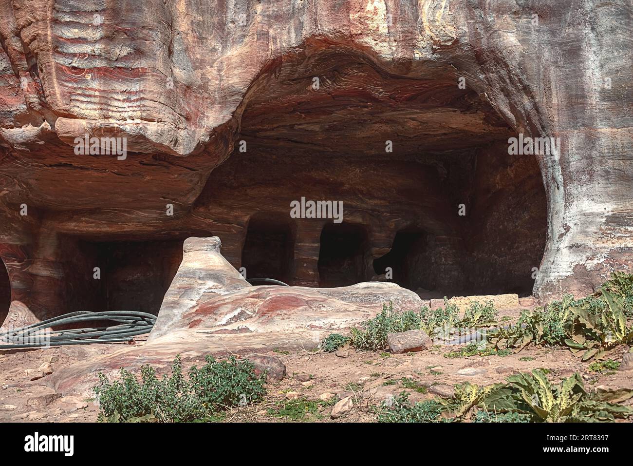 Blick auf die Höhlen und Wohnhäuser, die in den Sandsteinfelsen gehauen sind. Petra, Jordanien. Stockfoto