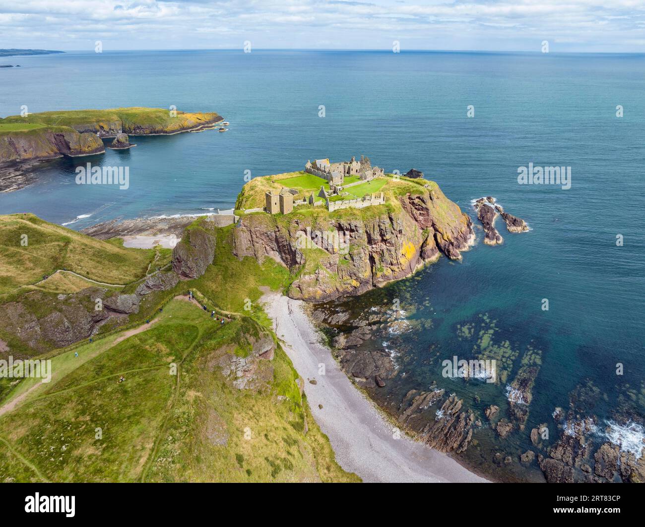 Luftaufnahme der Dunnottar Castle Ruinen an der Nordseeküste, Stonehaven, Aberdeenshire, Schottland, Vereinigtes Königreich Stockfoto