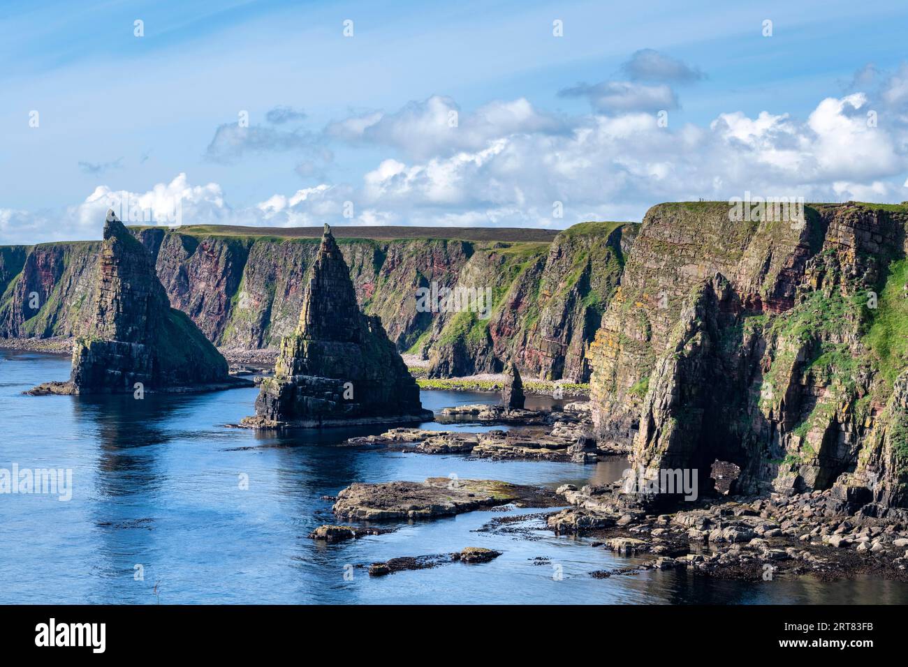 Zerklüftete Küstenlandschaft mit den Duncansby Stacks an der Küste von Duncansby Head, County Caithness, Schottland, Großbritannien Stockfoto