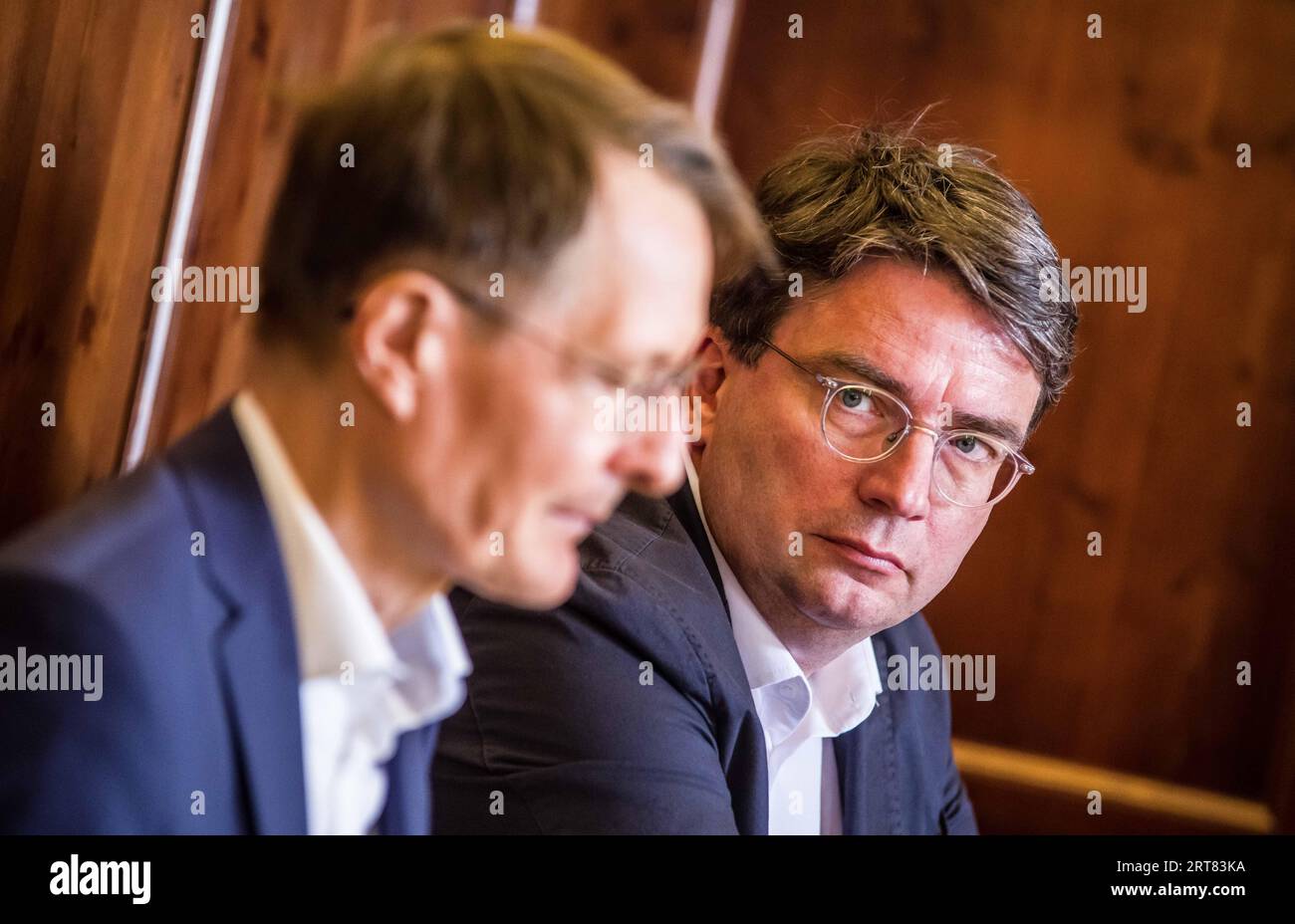 München, Bayern, Deutschland. September 2023. Bundesgesundheitsminister KARL LAUTERBACH schloss sich dem bayerischen SPD-Chef FLORIAN von BRUNN in München AN, der im bayerischen Landtagswahlkampf aktiv war. (Bild: © Sachelle Babbar/ZUMA Press Wire) NUR REDAKTIONELLE VERWENDUNG! Nicht für kommerzielle ZWECKE! Stockfoto