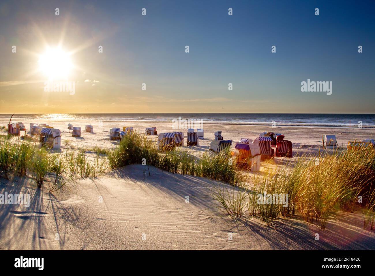 Niedrige Sonne am Strand auf der ostfriesischen Nordseeinsel Juist in Deutschland Stockfoto