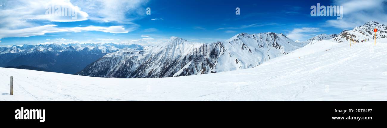 Panorama der Tiroler Alpen mit Blick auf das Inntal im Skigebiet Serfaus, Österreich Stockfoto