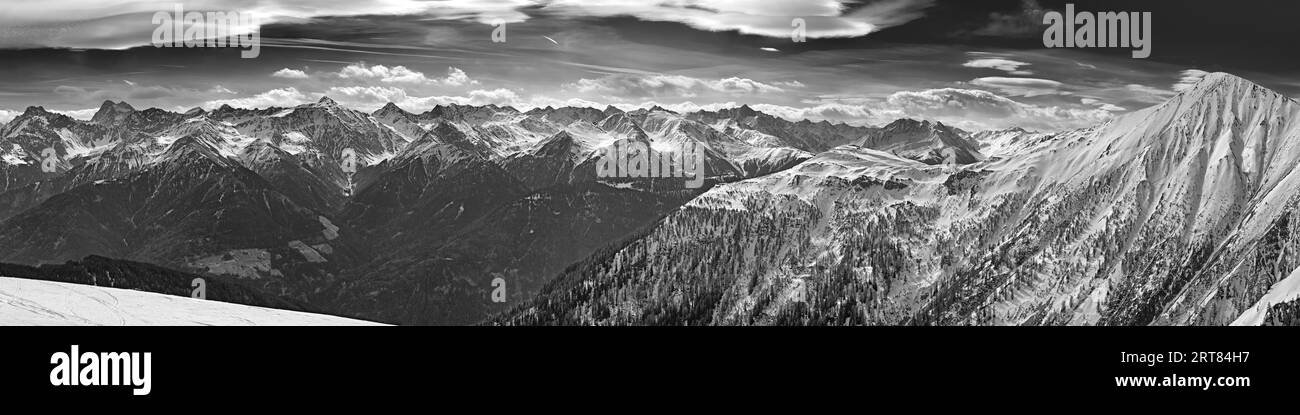 Panorama der Tiroler Alpen mit Blick über das Inntal im Skigebiet Serfaus, Tirol, Österreich in Schwarz-weiß Schwarz-weiß Stockfoto
