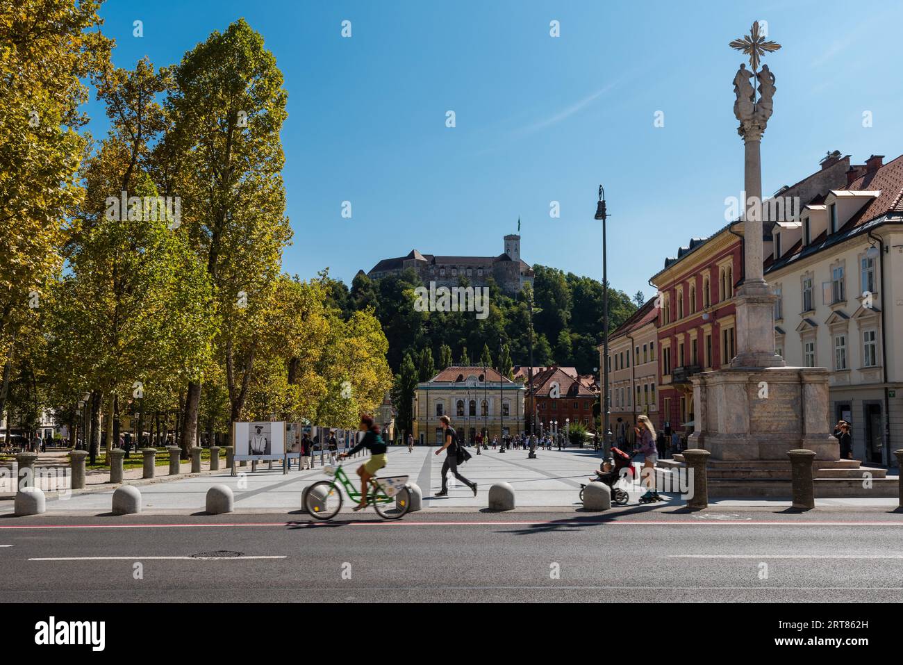 Ljubljana, Slowenien, 09 04 2017: Blick auf die Burg Ljubljana über dem Kongressplatz und dem Slowenischen Philharmonischen Gebäude am Sommertag mit Stockfoto