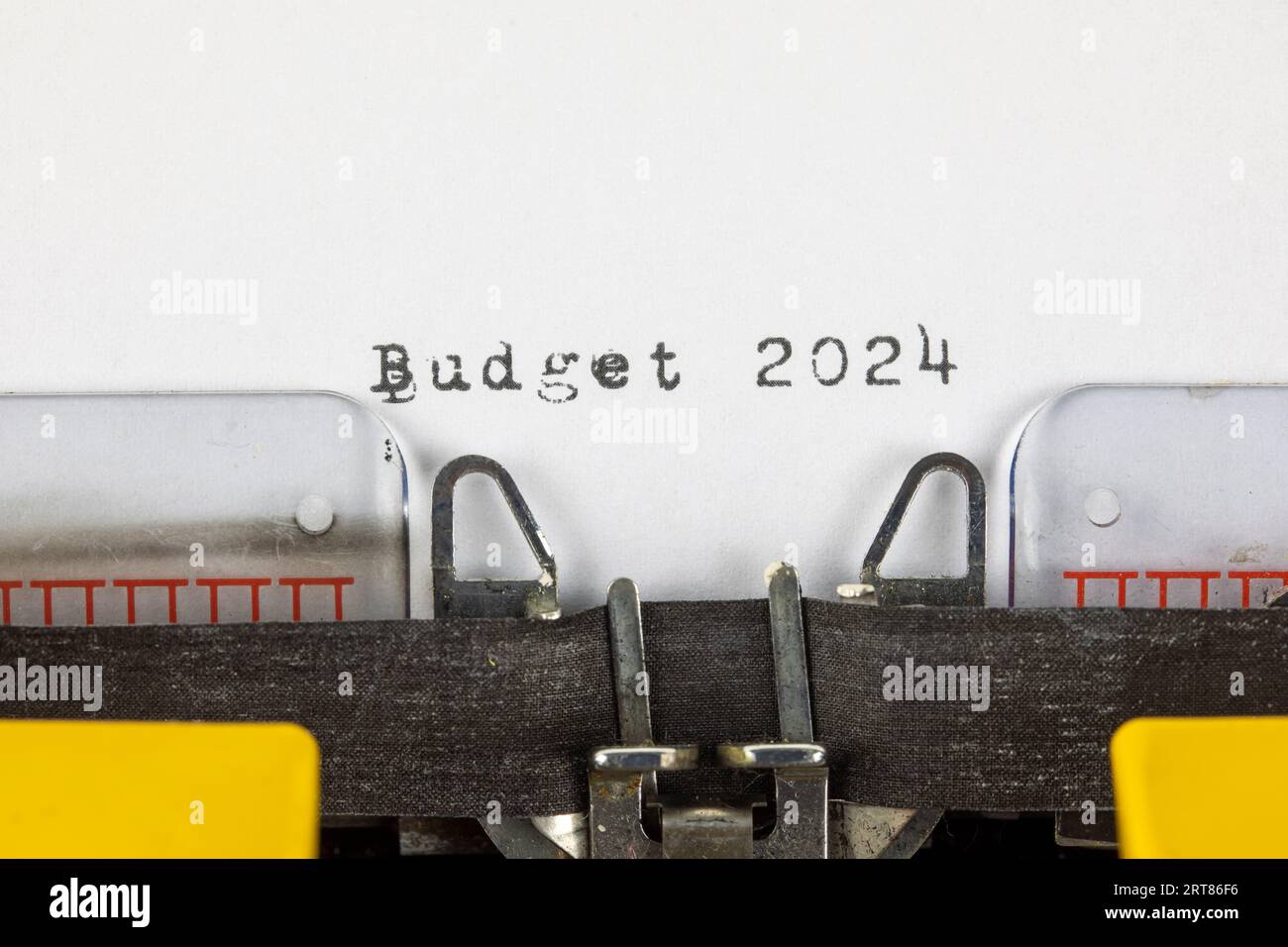 Budget 2024 - geschrieben auf einer alten Schreibmaschine Stockfoto