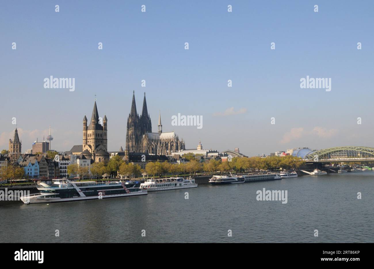 Blick auf das Rheinufer in Köln Stockfoto