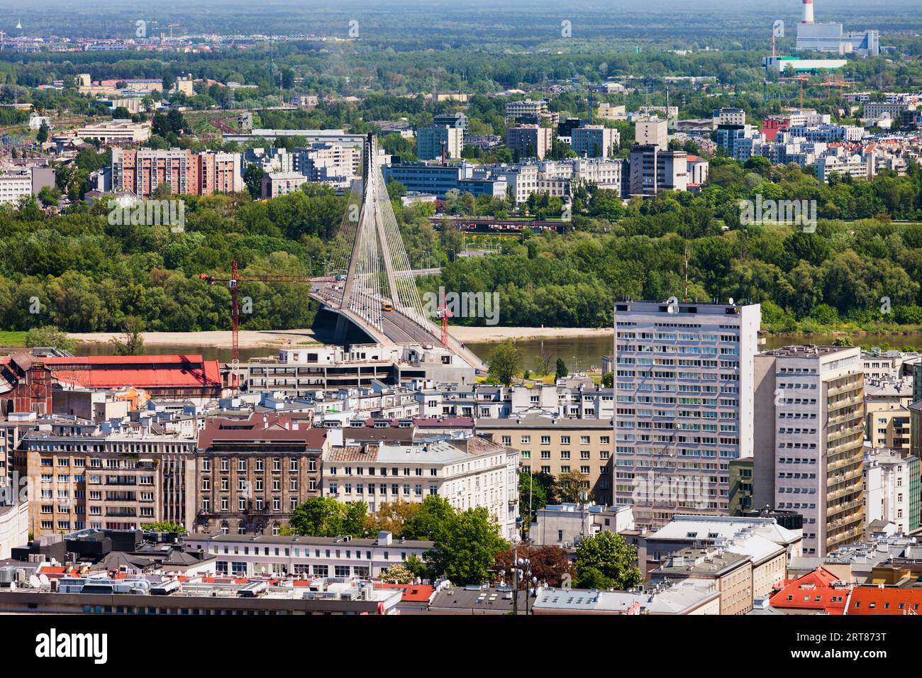 Polen, Warschau, Blick über die Dächer von Srodmiescie Praga District, Weichsel mit Fusse Brücke Stockfoto