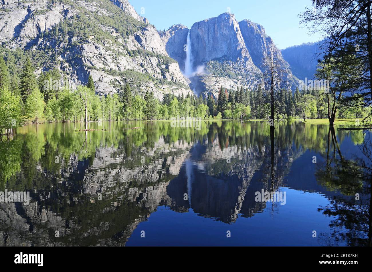 Symmetrische Landschaft mit Fluss und Wasserfällen - Yosemite National Park, Kalifornien Stockfoto