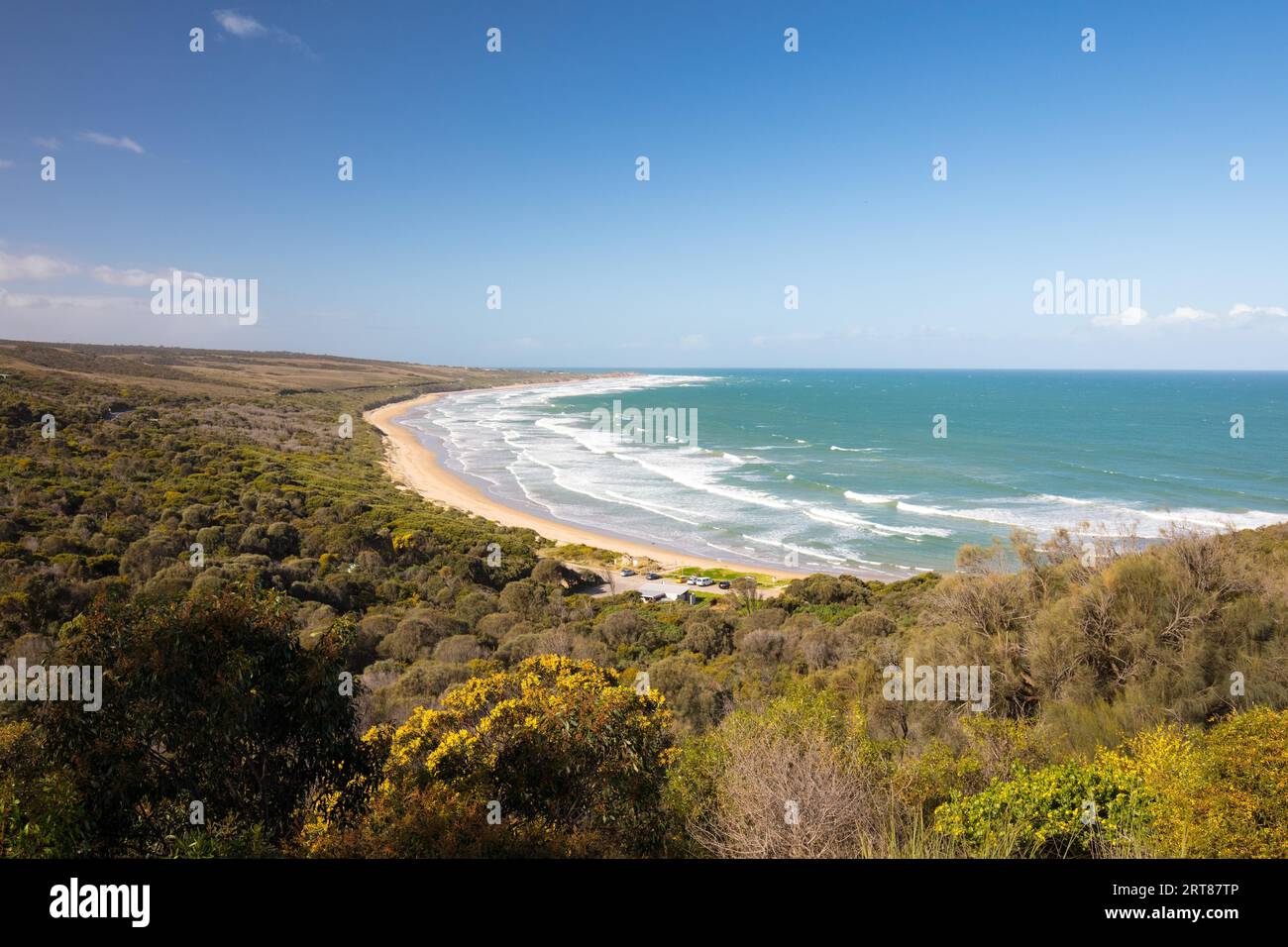 Der berühmte Urquhart Bluff Aussichtspunkt auf der Great Ocean Rd mit Blick auf den Strand von Guvvos in der Nähe von Aireys Inlet in Victoria, Australien Stockfoto