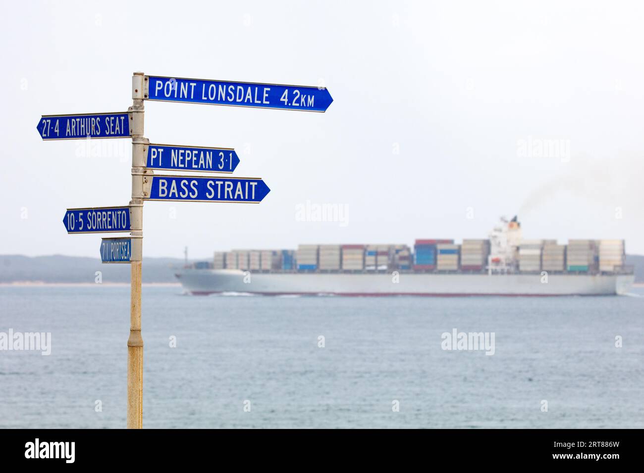 Ein großes Containerschiff erreicht Port Philip Bay nahe Point Nepean auf dem Weg nach Melbourne Australien Stockfoto
