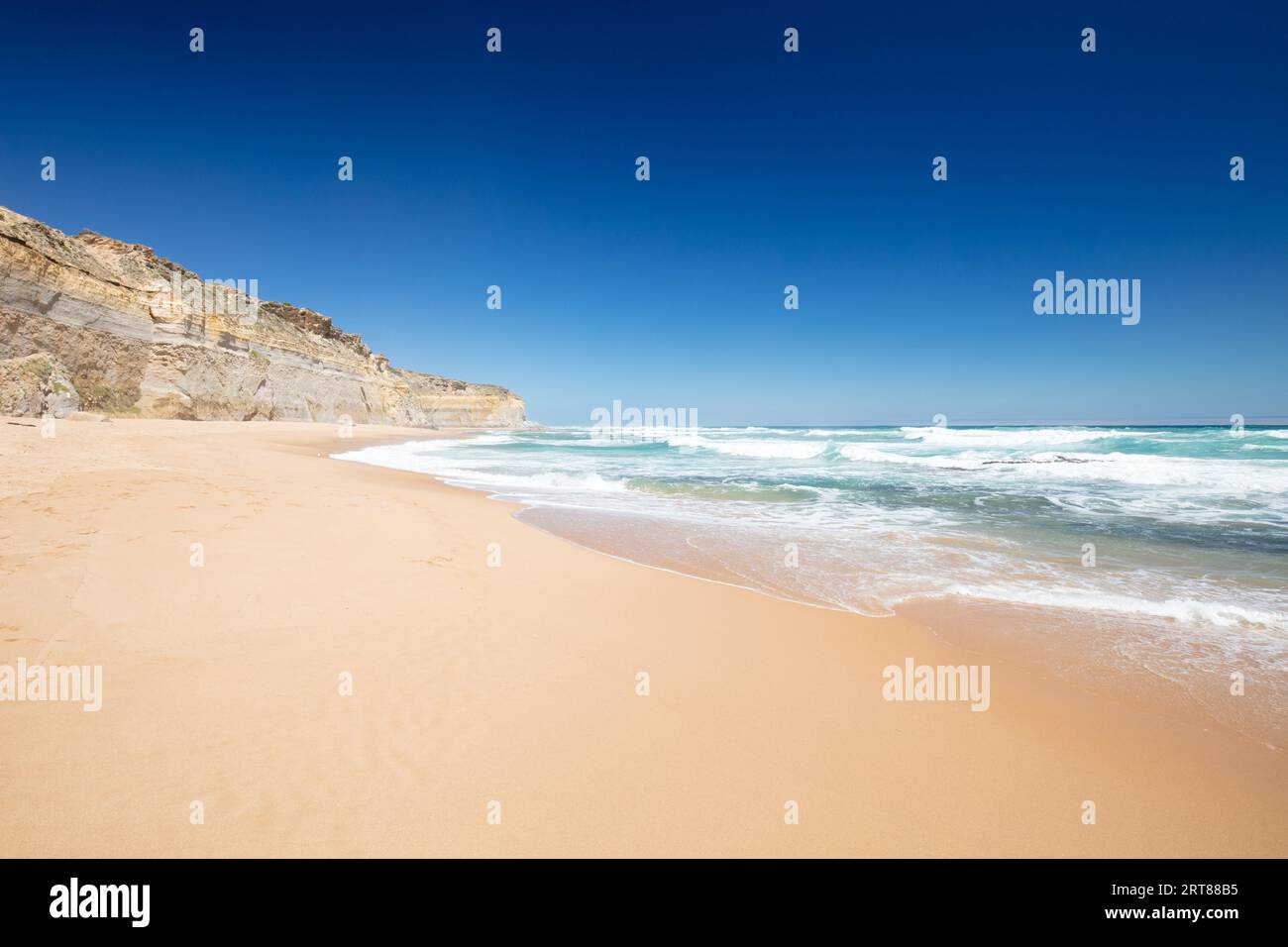 Der Strand von 12 Aposteln entlang Great Ocean Road in der Nähe von Port Campbell in Victoria, Australien Stockfoto