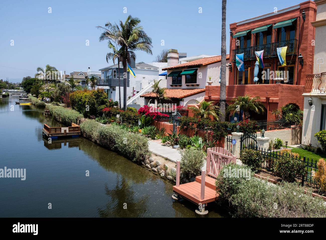 Boote legen in den berühmten Kanälen von Venice Beach, Kalifornien, USA, an. Stockfoto