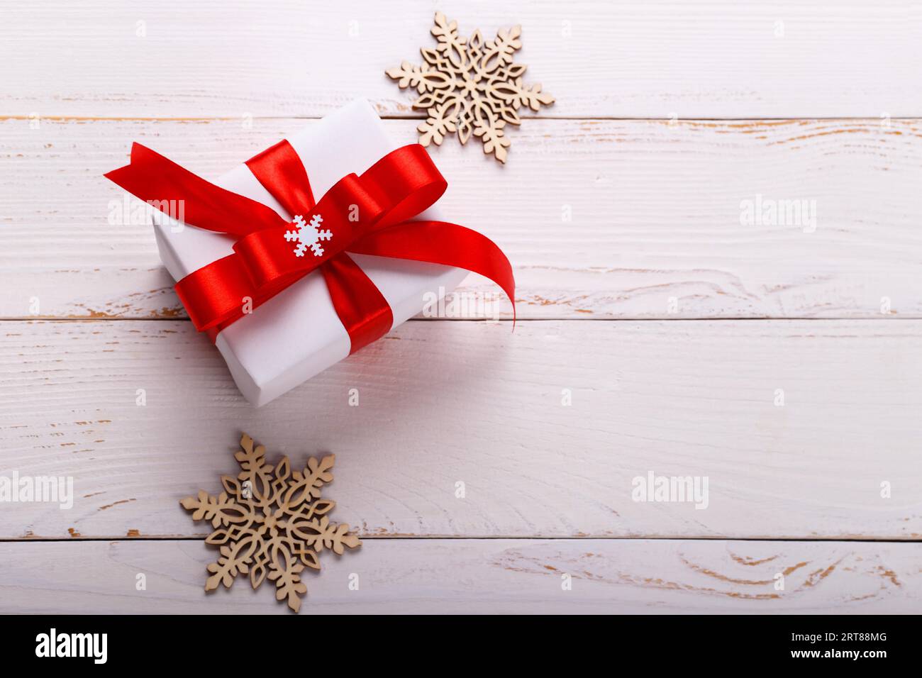 Weihnachten weiß Geschenkbox mit roter Schleife im Landhausstil Hintergrund. skandinavischen Stil selektiven Fokus Stockfoto