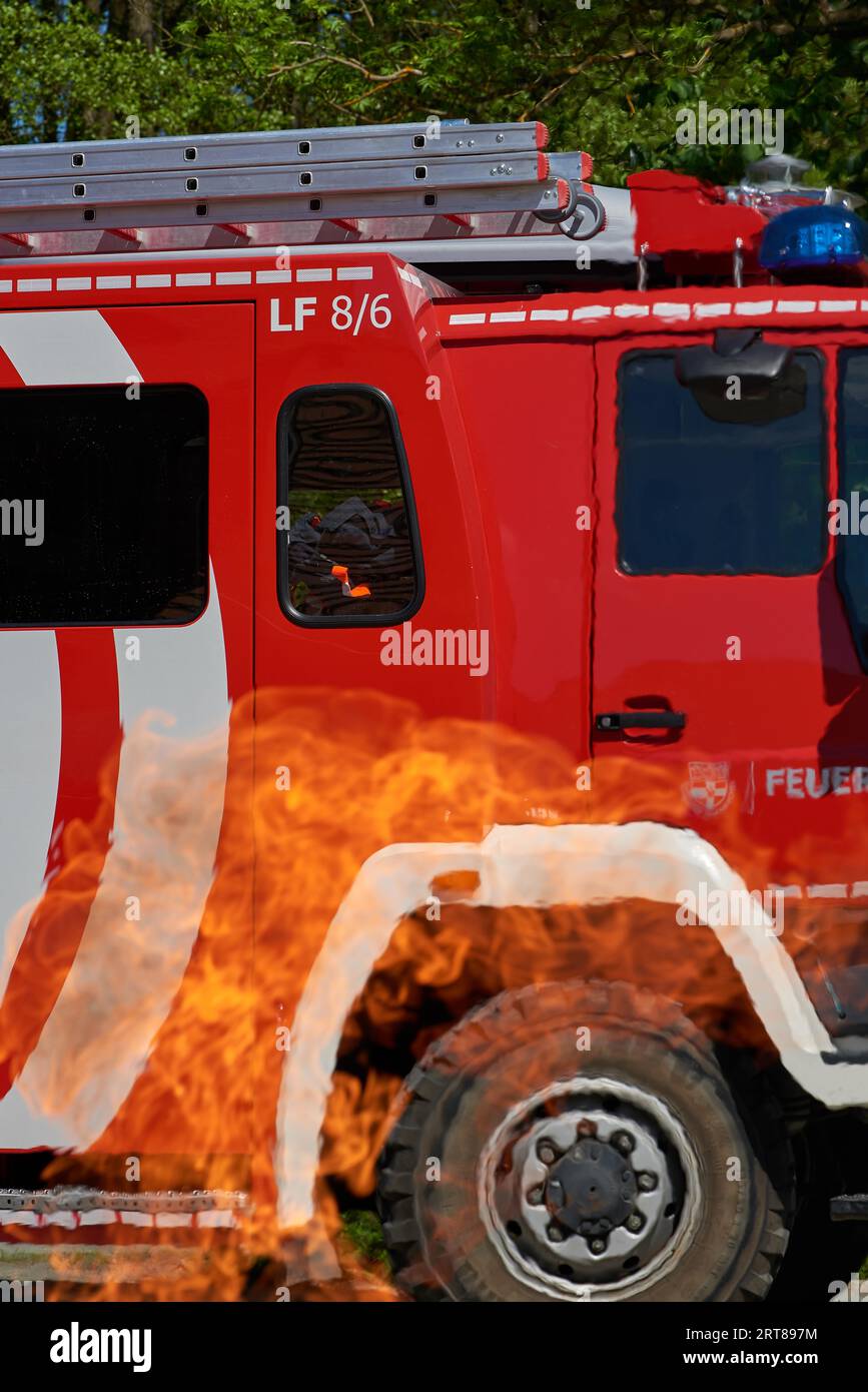 Feuerwehrauto in Gefahr Stockfoto