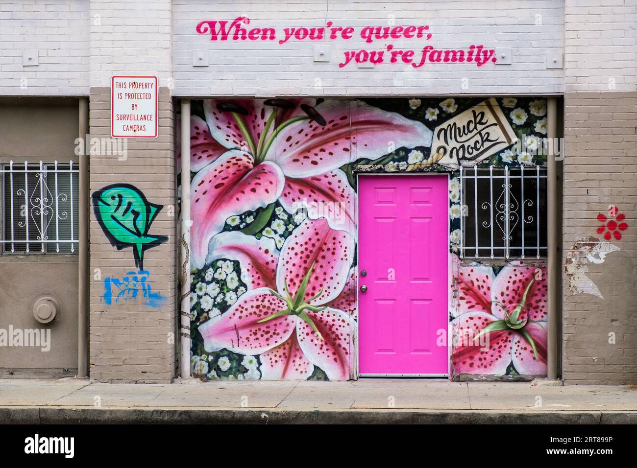 Schild „When You're Queer You're Family“ in Venice Beach, Kalifornien, USA. Stockfoto