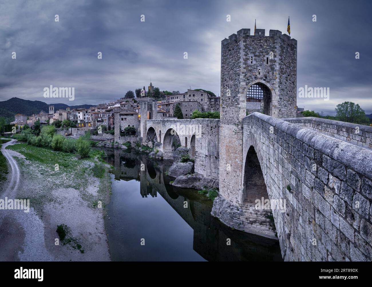 Römische Brücke, Besalú, Provinz Girona, Katalonien, Spanien Stockfoto