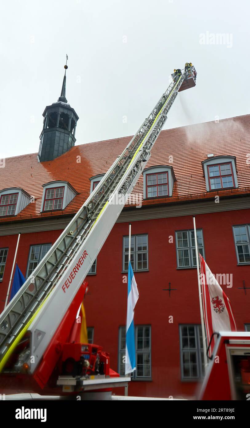 Feuerwehrmann bei Rettungsaktionen Stockfoto