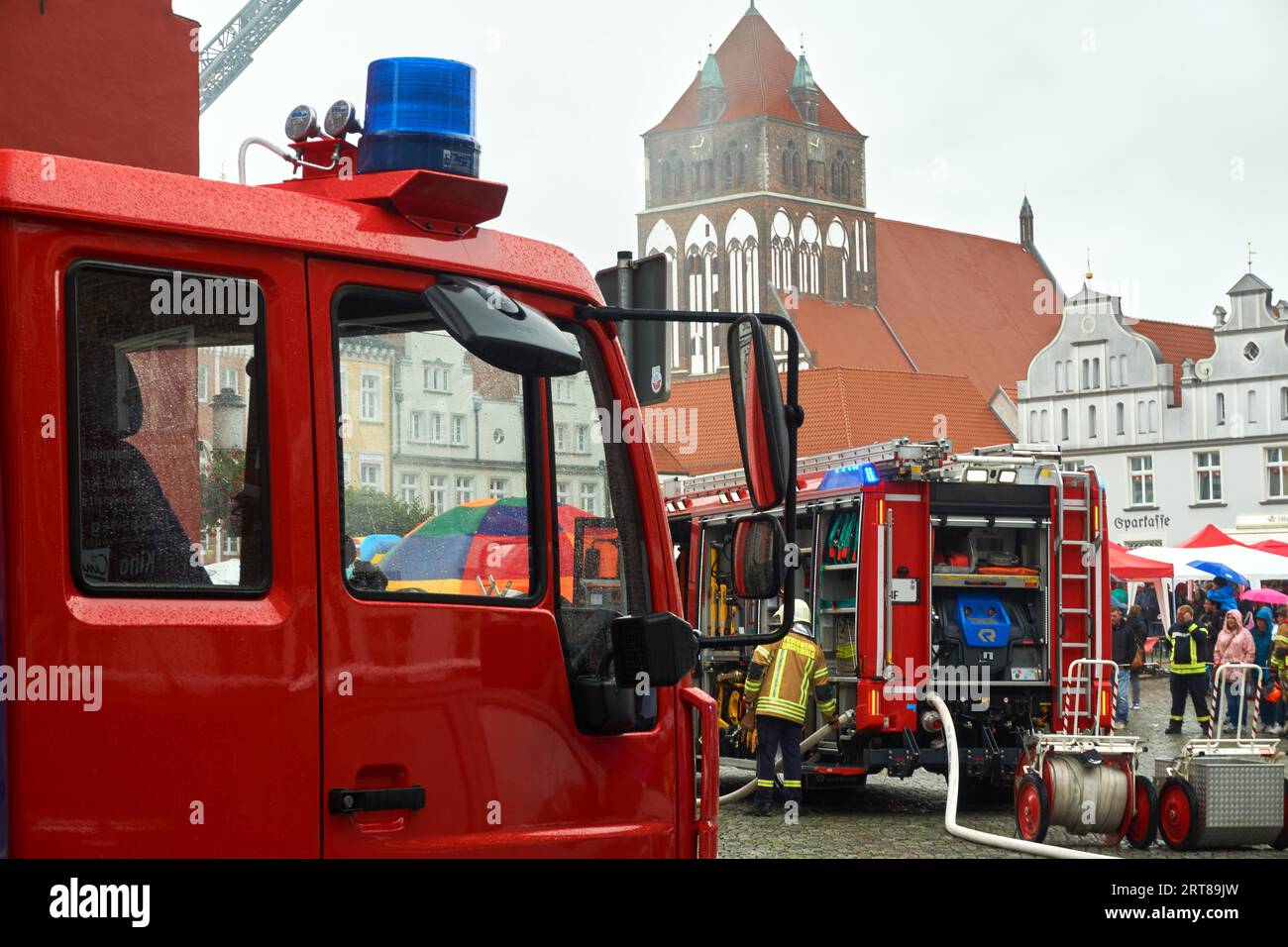 Feuerwehrmann bei Rettungsaktionen Stockfoto