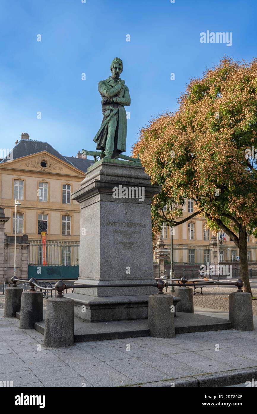 Nancy, Frankreich - 09 02 2023: Blick auf die Statue von Mat de Dombasle auf einem Platz Stockfoto