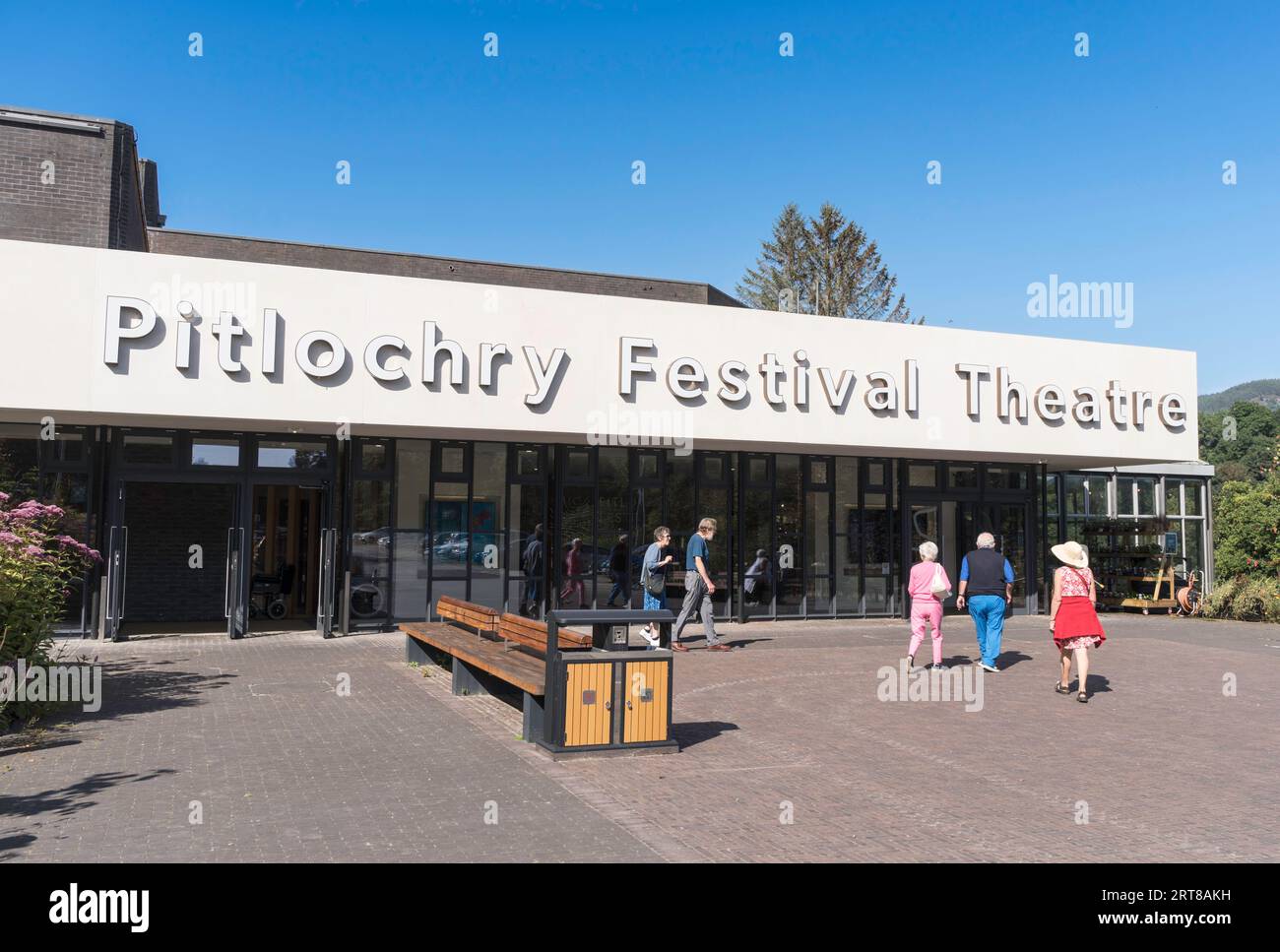 Leute, die sich dem Pitlochry Festival Theatre, Schottland, Großbritannien nähern Stockfoto