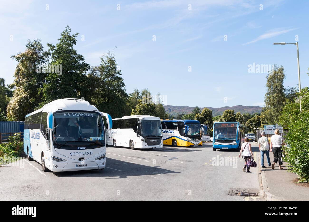 Passagiere am Busbahnhof Pitlochry, Schottland, Großbritannien Stockfoto