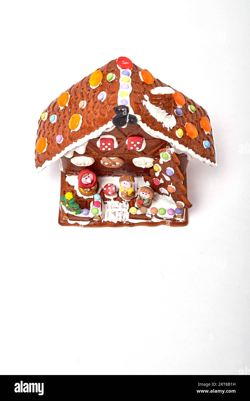 Süßigkeitenhaus von der Hänsel- und Gretel-Fee auf weißem Hintergrund Stockfoto